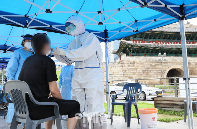 코로나19 검사 받는 한 상인                                                                                                                                                                        