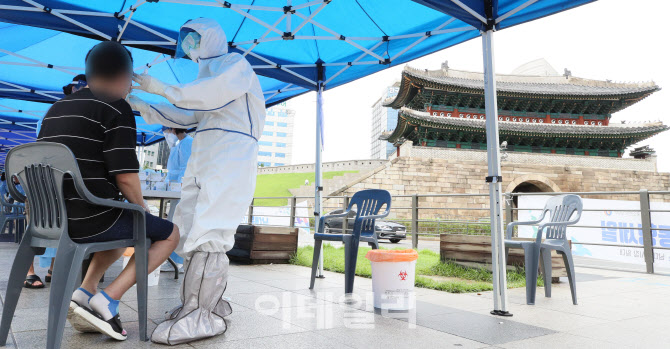 숭례문 앞에서 코로나19 검사받는 상인                                                                                                                                                              