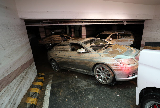  지하주차장 탈출하는 침수차량                                                                                                                                                                     