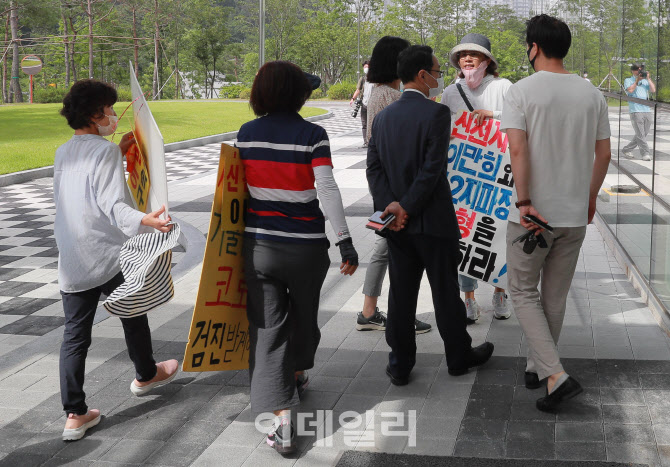 신천지 관계자에게 항의                                                                                                                                                                            