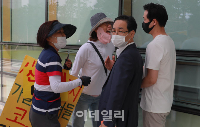 이만희 영장실질심사, 신천지 관계자에게 항의하는 피해자들                                                                                                                                          