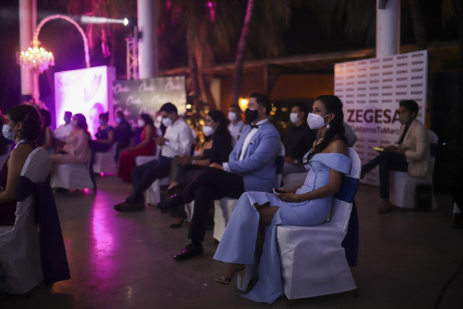  마스크 쓰고 미스 니카라과 선발대회 관람하는 관객들                                                                                                                                               