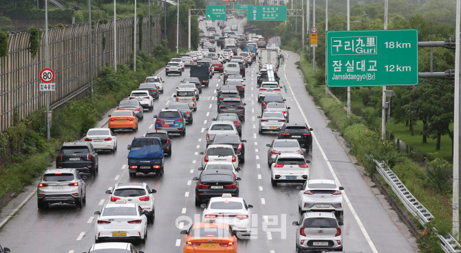 비에 막힌 도로, 출근길 대혼잡                                                                                                                                                                     