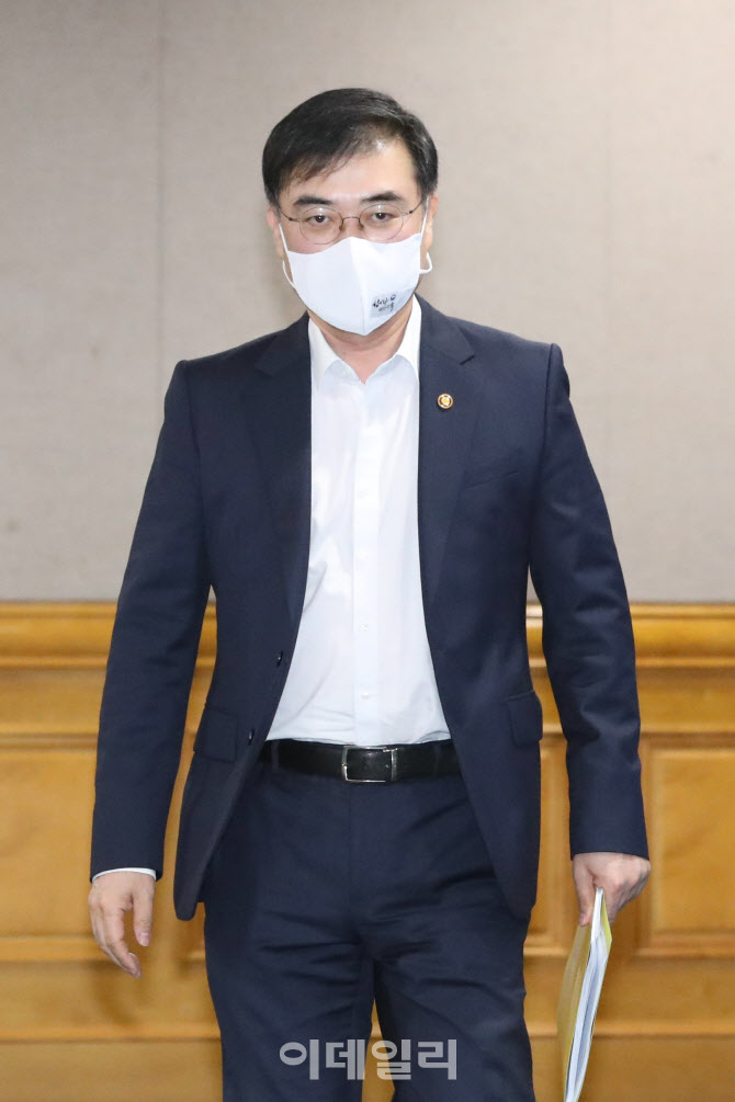 회의 참석하는 손병두 부위원장                                                                                                                                                                     