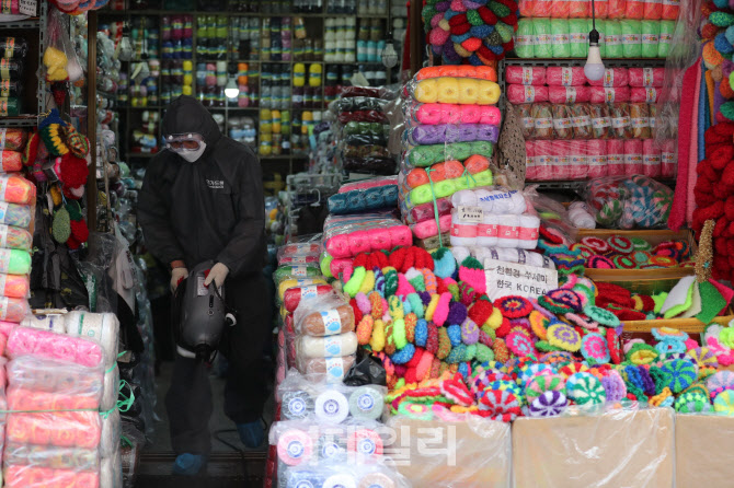 남대문시장 중앙상가, '방역 꼼꼼하게'                                                                                                                                                    