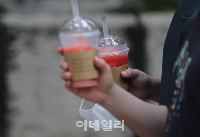 장마 소강, '손에는 우산대신 커피'                                                                                                                                                       