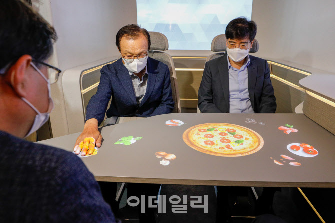 PBV 탑승 체험 하는 이해찬 대표-공영운 사장                                                                                                                                                        