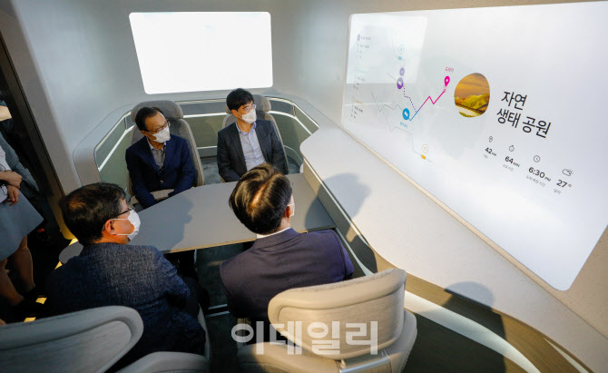 미래차 탑승 체험 하는 이해찬 대표-공영운 사장                                                                                                                                                     
