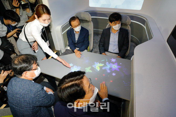 미래차 현장간담회, 탑승 체험하는 이해찬 대표                                                                                                                                                      