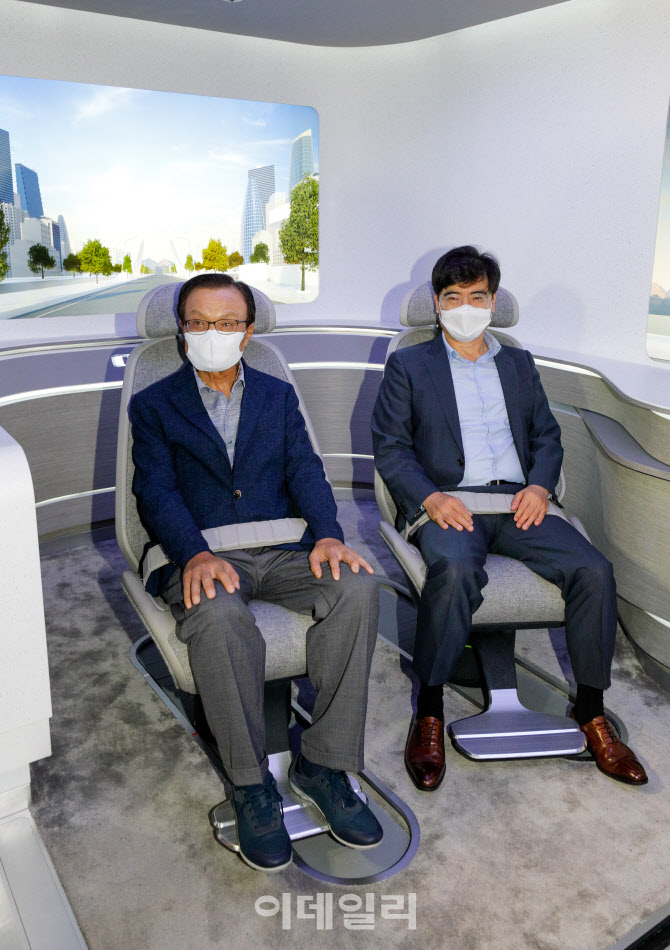 미래 자동차 탑승 체험하는 이해찬 대표                                                                                                                                                             