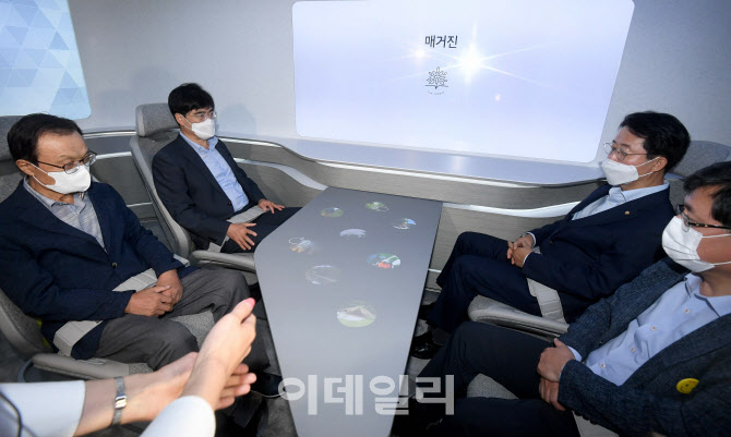 미래 자동차 탑승 체험하는 더불어민주당                                                                                                                                                            