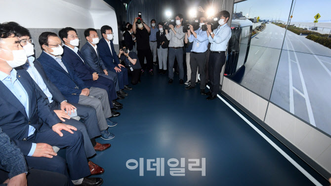 미래 자동차 설명듣는 이해찬 더불어민주당 대표와 의원들                                                                                                                                            