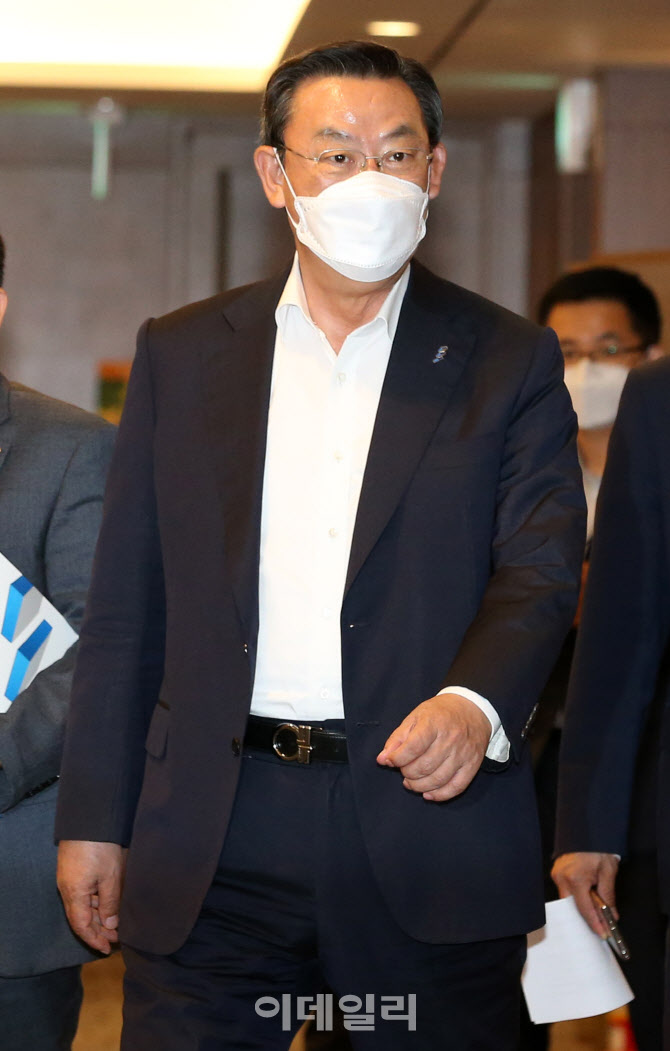 코로나19 금융지원 연장 논의 위해 회의장 들어서는 김태영 회장                                                                                                                                      