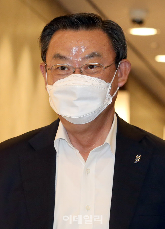 코로나19 금융지원 연장 논의 위해 회의장 들어서는 김태영 은행연합회 회장                                                                                                                           