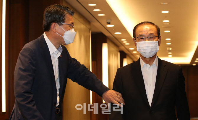 코로나19 금융지원 연장 논의 위해 모인 은성수-김용덕                                                                                                                                               
