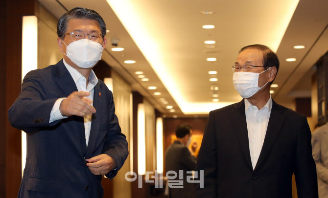 코로나 금융지원 연장 논의 위해 모인 은성수 위원장-김용덕 회장                                                                                                                                     