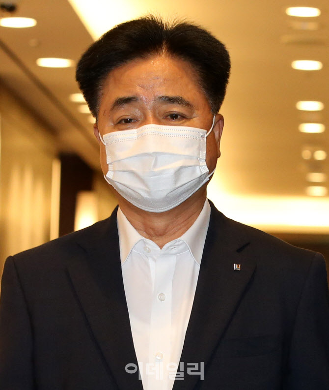 코로나 금융지원 연장 논의 위해 회의장 입장하는 신용길 생명보험협회장                                                                                                                              