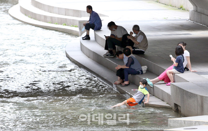 장마 멈춘 사이 서울 전역·경기 곳곳에 폭염주의보                                                                                                                                                  