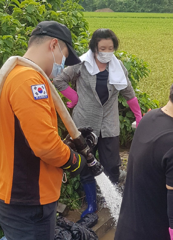 김정숙 여사, 머리 넘기고 고무장갑 '착'...비공개 봉사활동                                                                                                                                      