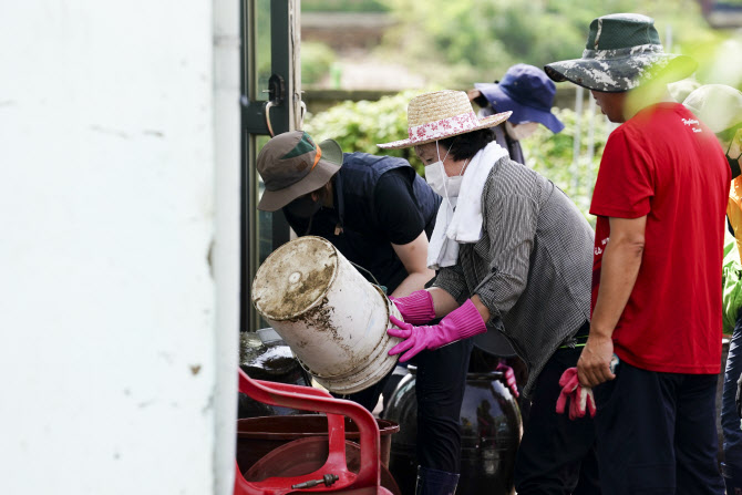  수해복구 동참한 김정숙 여사                                                                                                                                                                      
