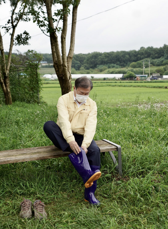 장화 신는 문재인 대통령                                                                                                                                                                                 