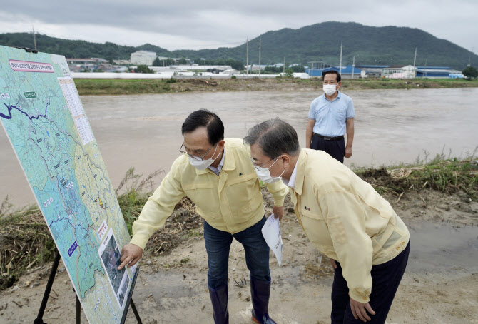 천안 집중호우 피해 현황 바라보는 문재인 대통령                                                                                                                                                          