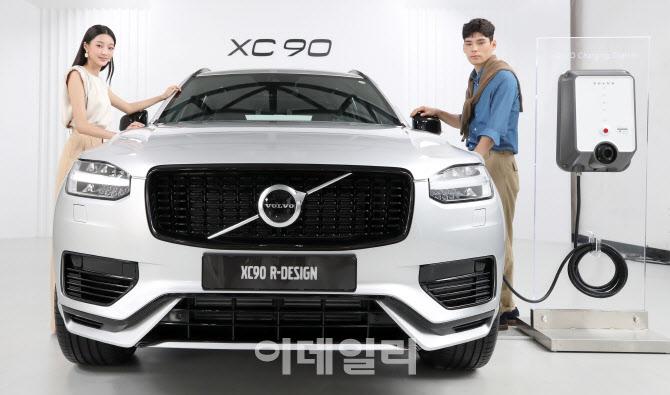 볼보 자동차, 친환경 고성능 XC90 T8 R 디자인 선보여                                                                                                                                                