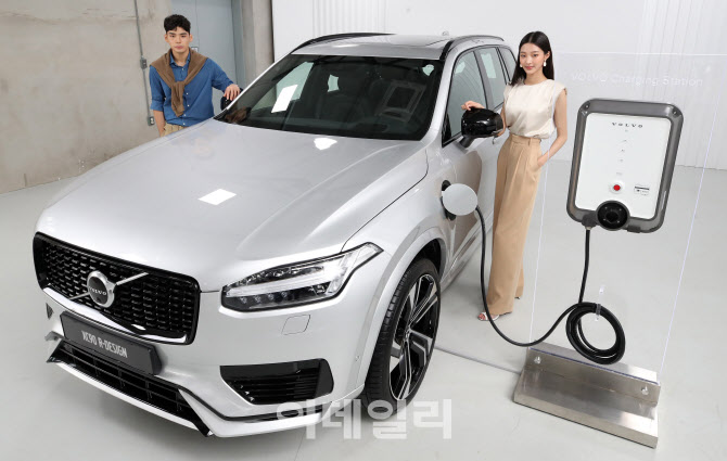 세련된 디자인 뽐내는 볼보 XC90 T8 R-Design                                                                                                                                                        