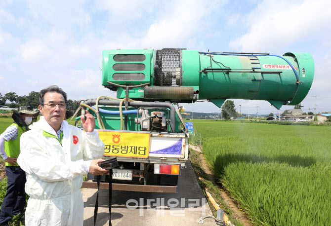  병충해 방제 시연하는 이성희 농협회장                                                                                                                                                             