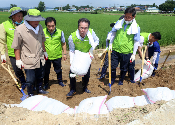  피해농가 돕기 나선 농협회장                                                                                                                                                                      