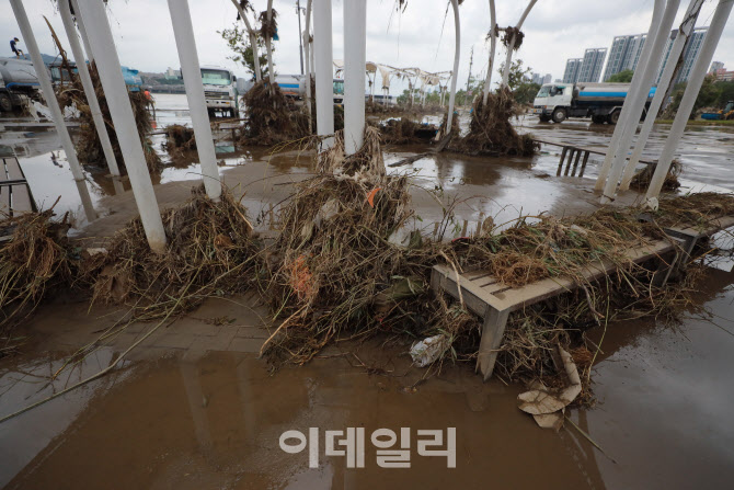 수위 낮아지자 들어난 반포한강둔치공원 쓰레기들                                                                                                                                                    
