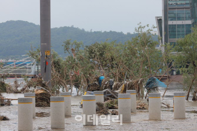 반포한강둔치공원 할퀸 장맛비                                                                                                                                                                      