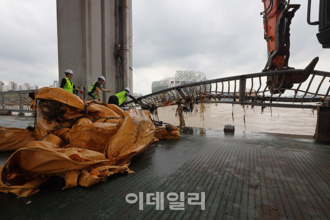 휘어져버린 잠수교 난간 복구하는 관계자들                                                                                                                                                          