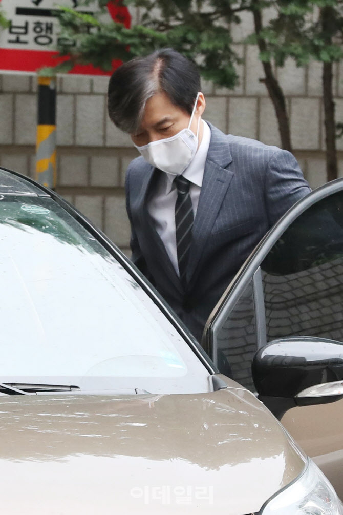 차에서 내리는 조국 전 장관                                                                                                                                                                        