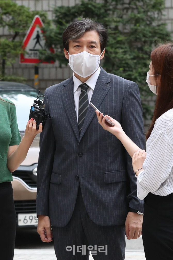 조국 "검찰, 날 권력형 비리범으로 묶으려고 수사한다"                                                                                                                                     