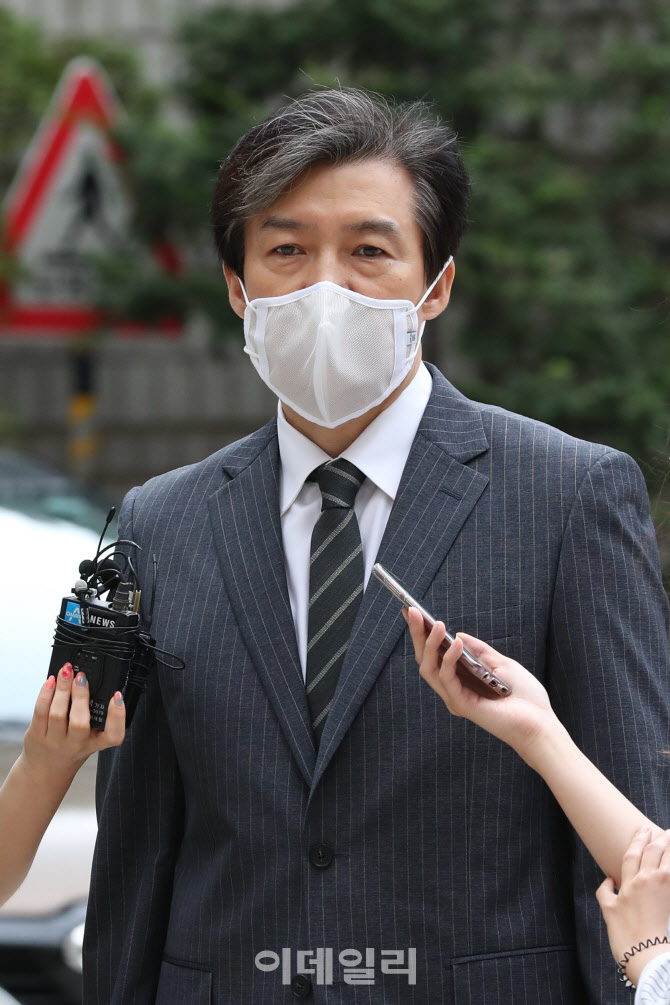 조국 전 장관, 검찰에게 '내로남불' 비판                                                                                                                                                  