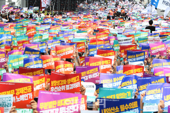 의료 현장이 아닌 시위 현장에 선 의료진들                                                                                                                                                          