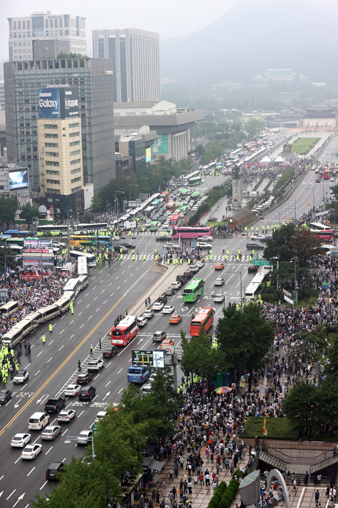 집회로 통제된 광화문 거리                                                                                                                                                                        