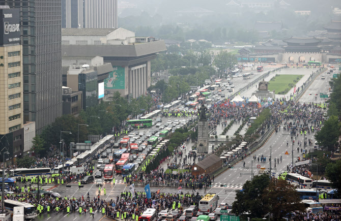  집회로 일부 통제된 광화문                                                                                                                                                                        