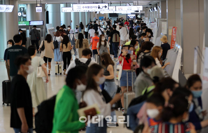 포토]'여행객들로 붐비는 김포공항 국내선'