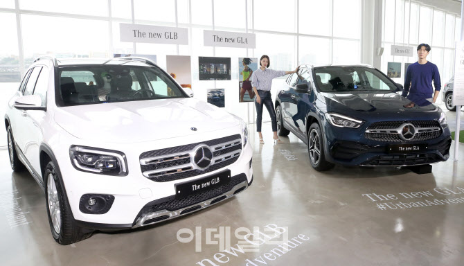 나란히 선 메르세데스-벤츠 GLB-GLA                                                                                                                                                                 