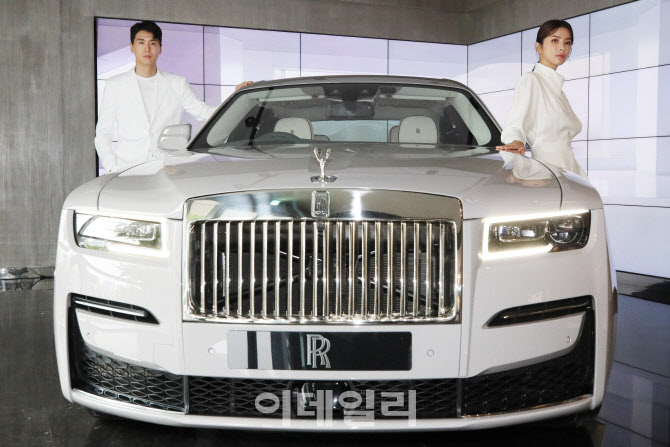 10년만에 완전변경된 롤스로이스 고스트                                                                                                                                                             