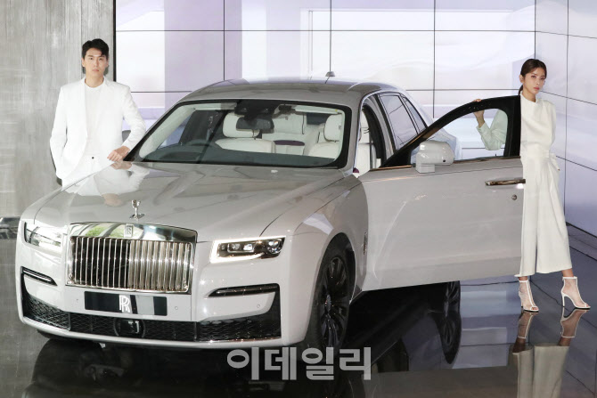 롤스로이스, 10년만에 완전 변경된 '뉴 고스트' 최초 공개                                                                                                                                  