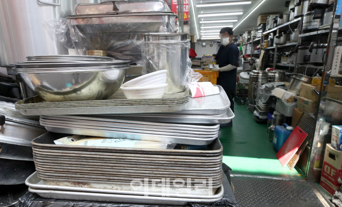 쌓여가는 중고 주방용품들                                                                                                                                                                          