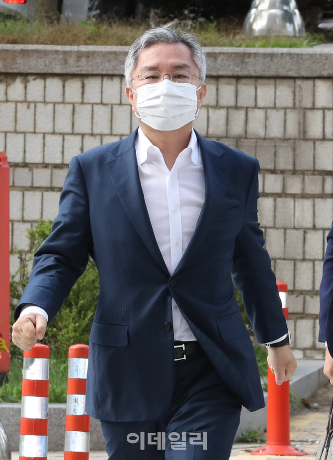 법원 출석하는 최강욱, 허위 인턴 증명서를 발급해준 혐의                                                                                                                                            