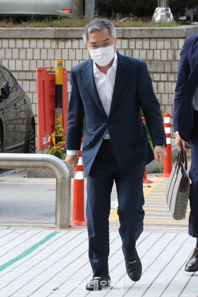 지지자들을 향해 인사하는 최강욱 대표                                                                                                                                                              