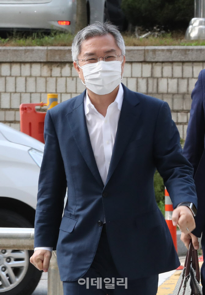 최강욱, 지지자들 향해 미소                                                                                                                                                                        