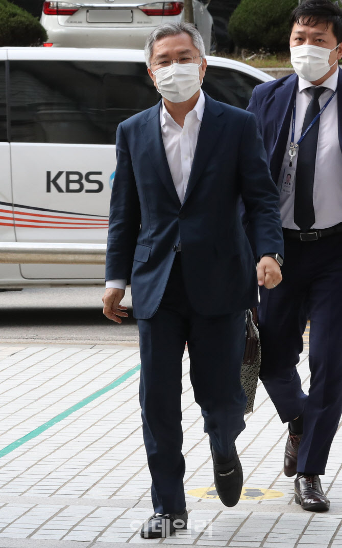 법원으로 향하는 최강욱 대표                                                                                                                                                                       