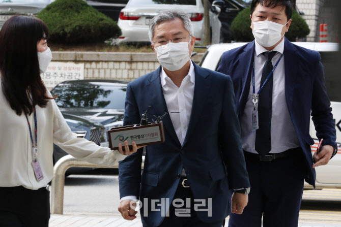 법정으로 향하는 최강욱 열린민주당 대표                                                                                                                                                            