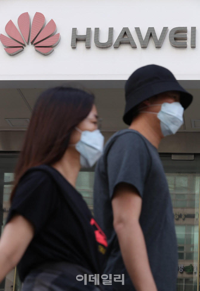 미국의 제재를 받은 중국 IT기업 화웨이                                                                                                                                                             